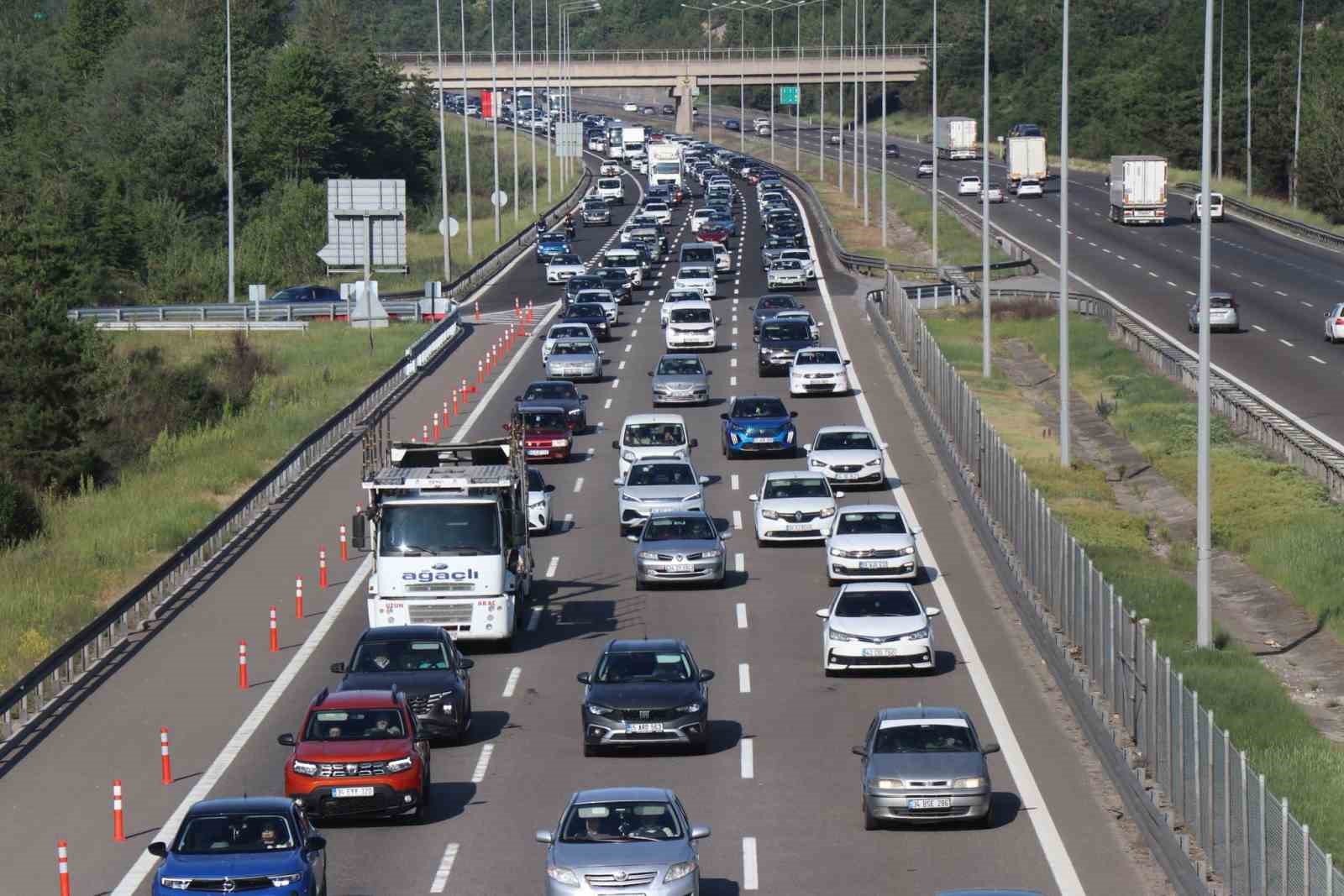 bolu gecisinde yogun trafik VXUZFVZ9