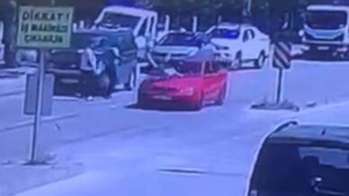 boluda yola aniden cikan 7 yasindaki cocuga otomobil carpti o anlar guvenlik kamerasina yansidi WdGCde7M