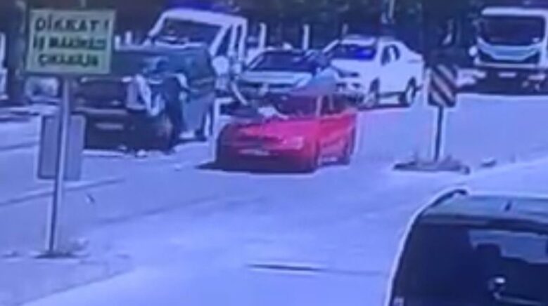 boluda yola aniden cikan 7 yasindaki cocuga otomobil carpti o anlar guvenlik kamerasina yansidi WdGCde7M