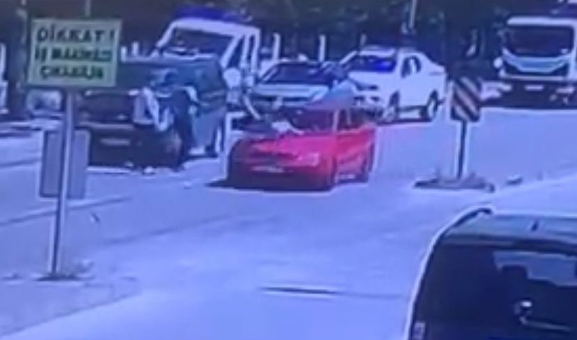 boluda yola aniden cikan 7 yasindaki cocuga otomobil carpti o anlar guvenlik kamerasina yansidi WdGCde7M