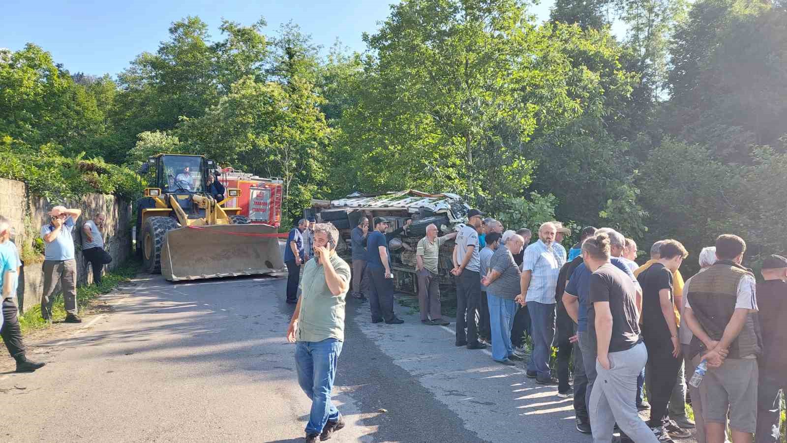 cay yuklu kamyonet devrildi 8 yarali
