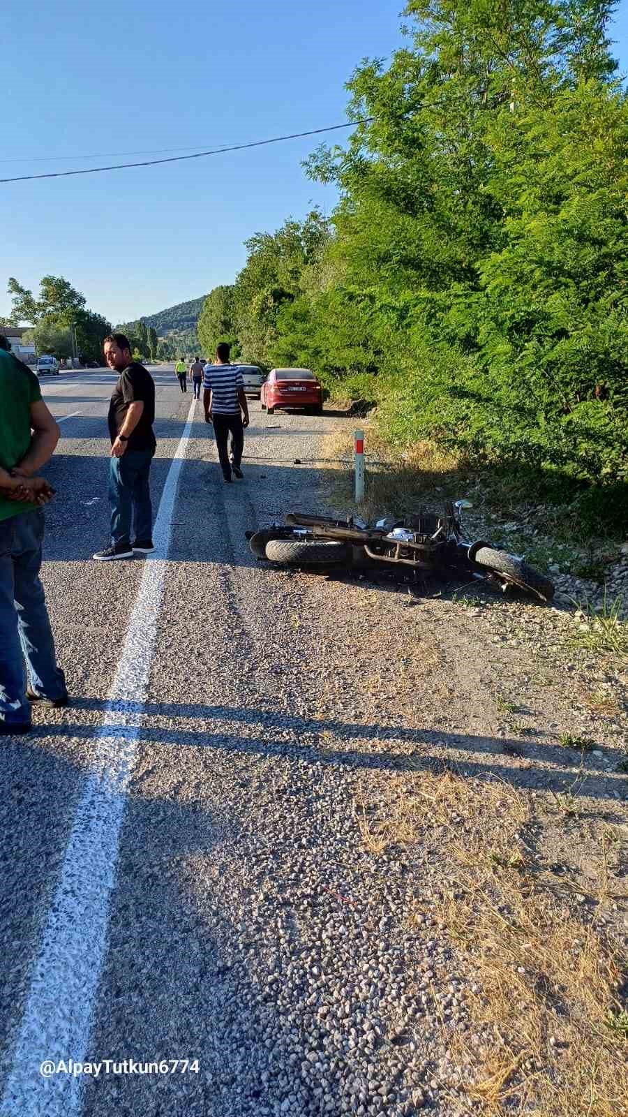 caycumada otomobil motosiklete carpti 2 yarali KSAf3cz2