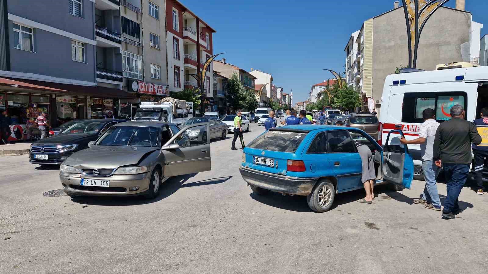 corumda iki otomobil carpisti 3 yarali LeZAQTYr