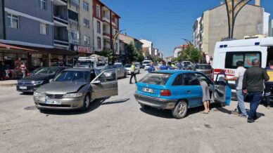 corumda iki otomobil carpisti 3 yarali kGQhdm2j