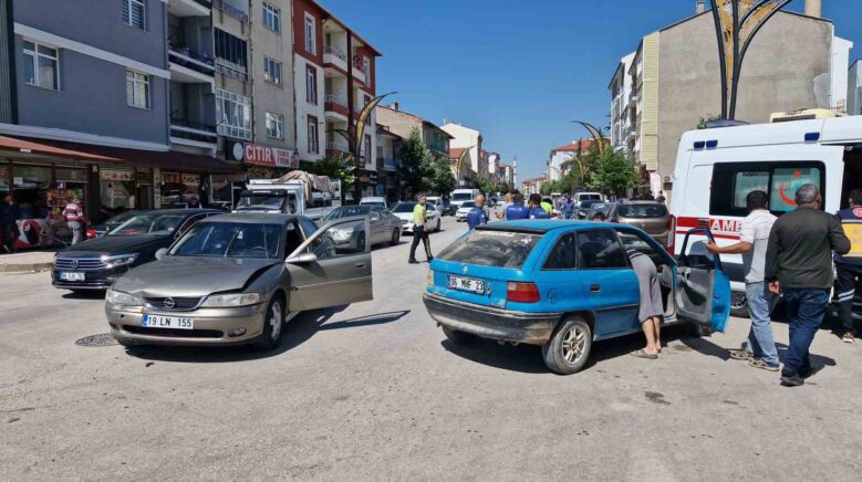 corumda iki otomobil carpisti 3 yarali kGQhdm2j