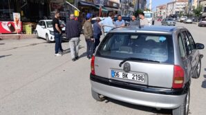 corumda iki otomobil kafa kafaya carpisti 3 yarali QLpFB9q7