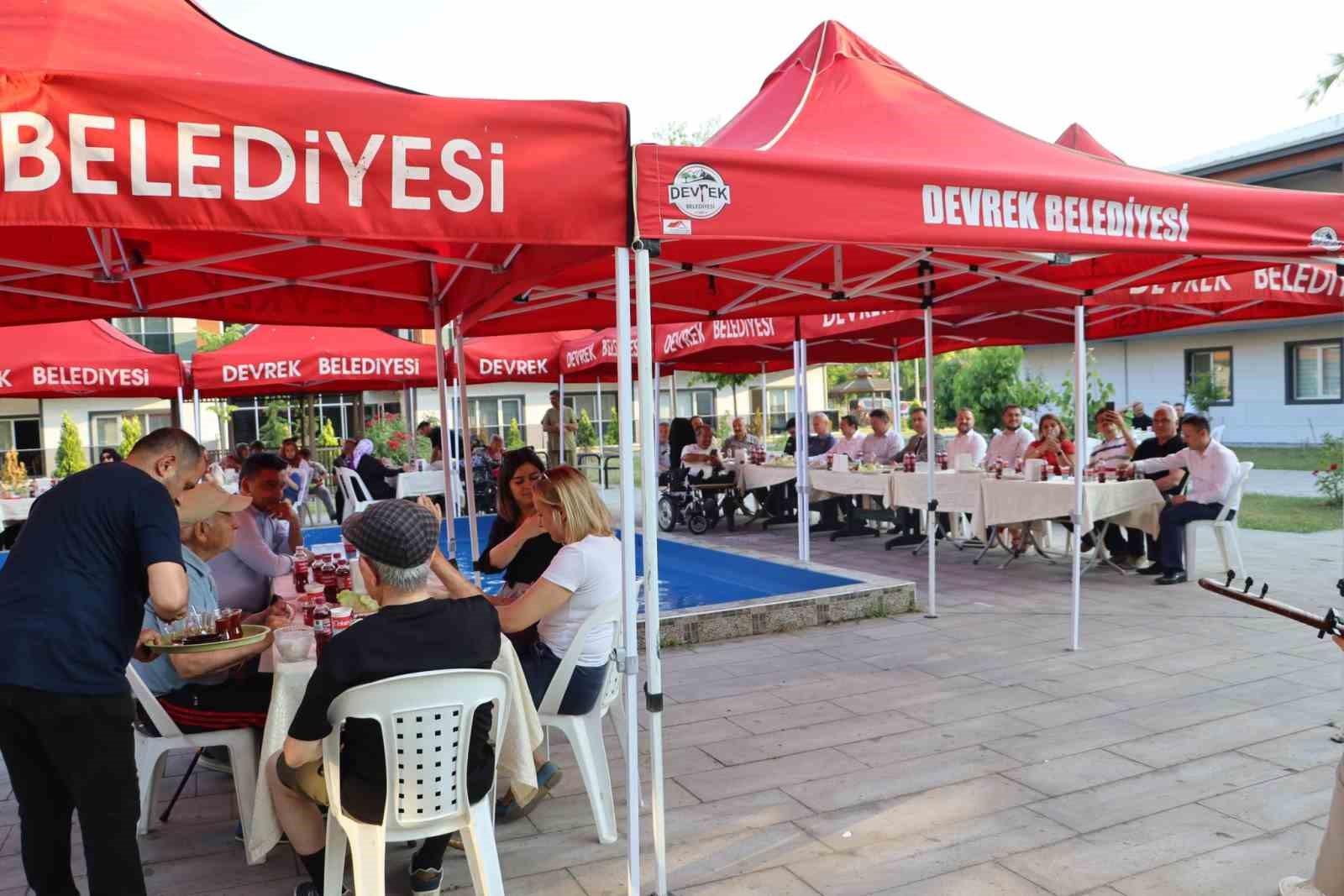 devrek kaymakami evlice huzurevi sakinleriyle vedalasti GACFvfGO