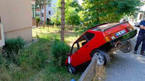 direksiyonu kilitlenen otomobil apartman bahcesine dustu HMvB3Oae