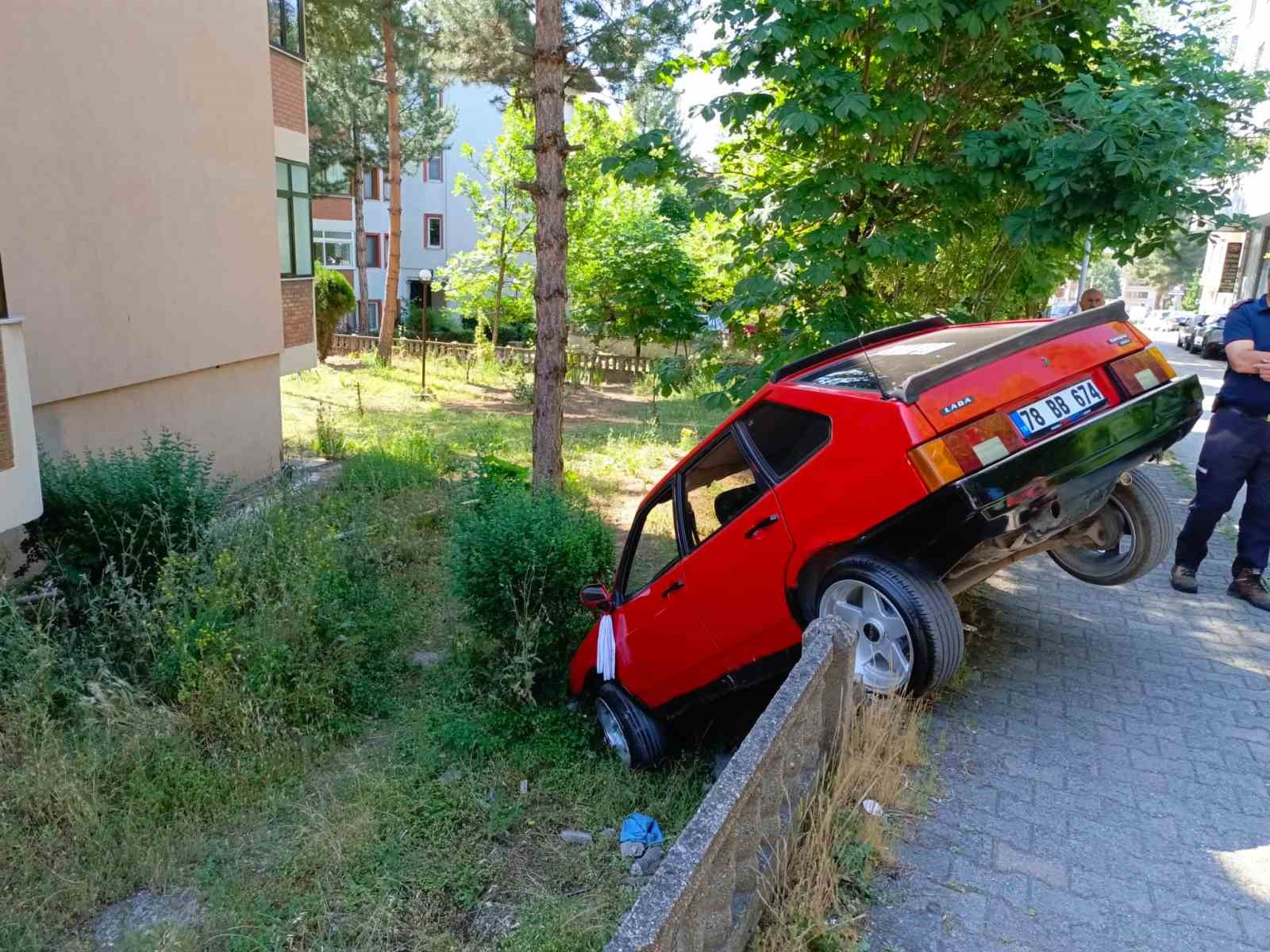 direksiyonu kilitlenen otomobil apartman bahcesine dustu HMvB3Oae