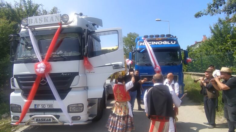 dunyaevine giren tir soforune arkadaslarindan tirli konvoy i7ZcegSM