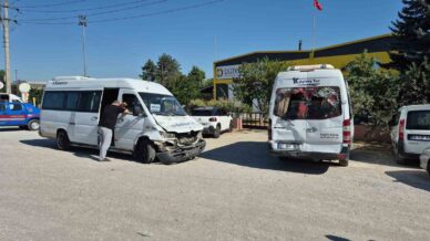 duzcede 2 servis araci ve tir kazaya karisti 6 yarali MSwODJFS