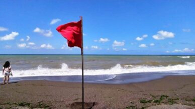 duzcede hava sartlari sebebiyle denize girmek yasaklandi KxQ6sqgP