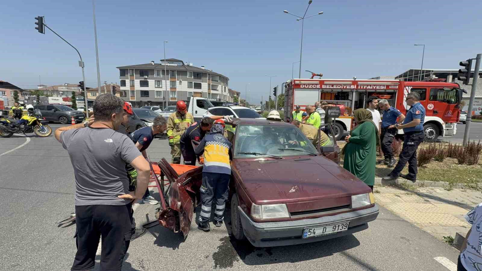 duzcede otomobiller carpisti yolcu aracta sikisti 3 yarali uulZAWdU