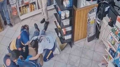 eczanede yere yigildi saglik calisanlari hayata dondurebilmek icin dakikalarca ter doktu XP9ceYHS