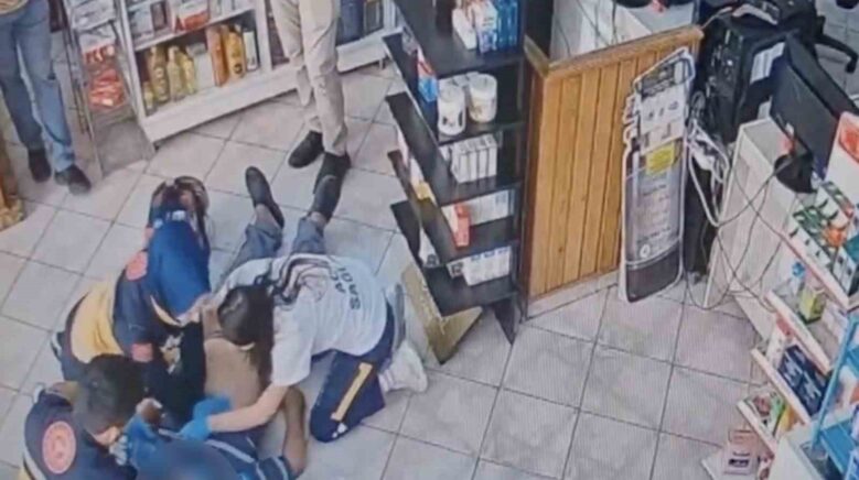 eczanede yere yigildi saglik calisanlari hayata dondurebilmek icin dakikalarca ter doktu XP9ceYHS