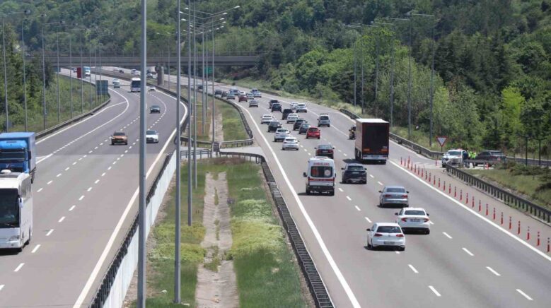 erkenden yola cikan tatilciler bolu gecisinde akici yogunluk olusturuyor 9ybCqP6u