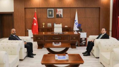 garnizon komutani sahinden rektor akkayaya ziyaret jvxmt8x9