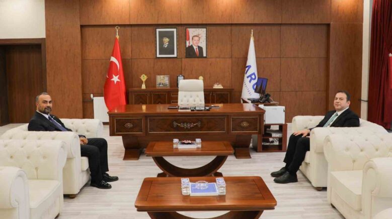 garnizon komutani sahinden rektor akkayaya ziyaret jvxmt8x9