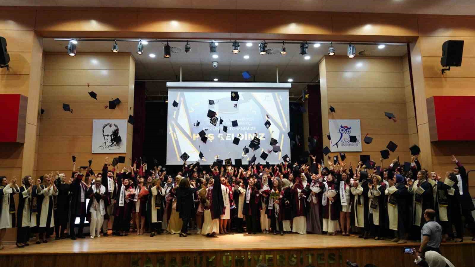 gelecegin saglikcilari diplomalarini aldi