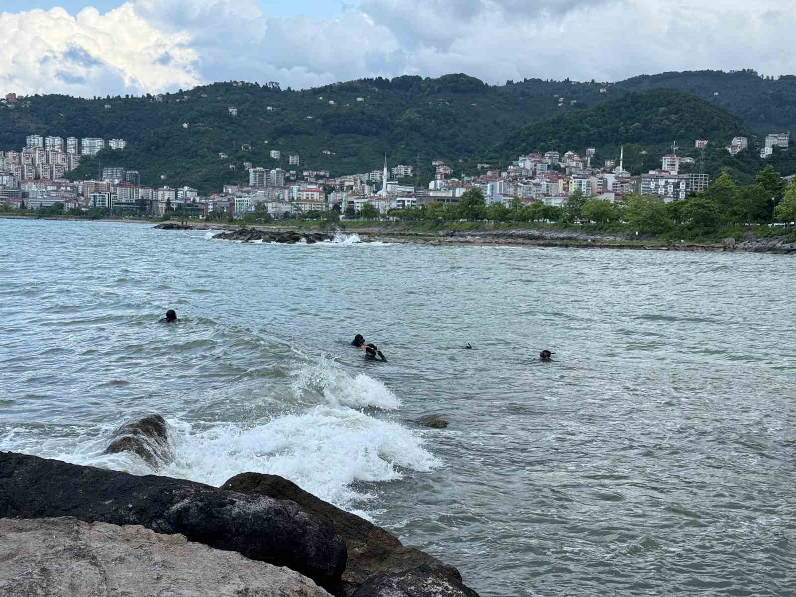 giresunda denizde akintiya kapilan cocugu arama calismalari suruyor yv3dZpRf