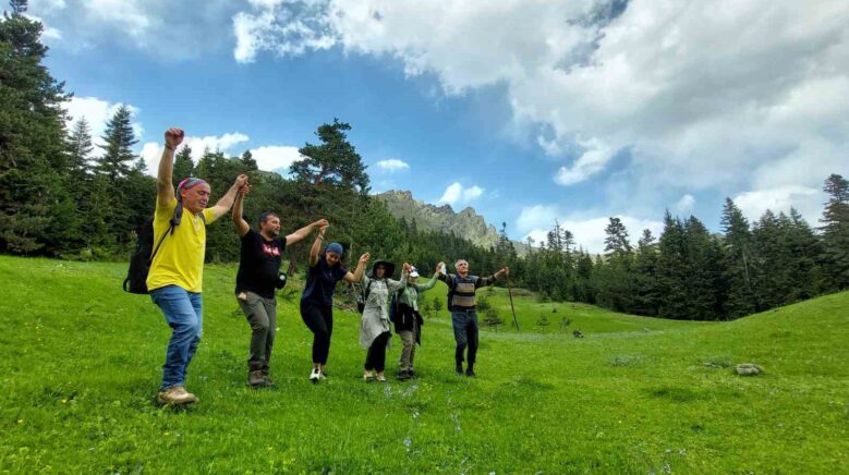 gumushane yaylalarinda cicek soleni 8UF5VRYZ