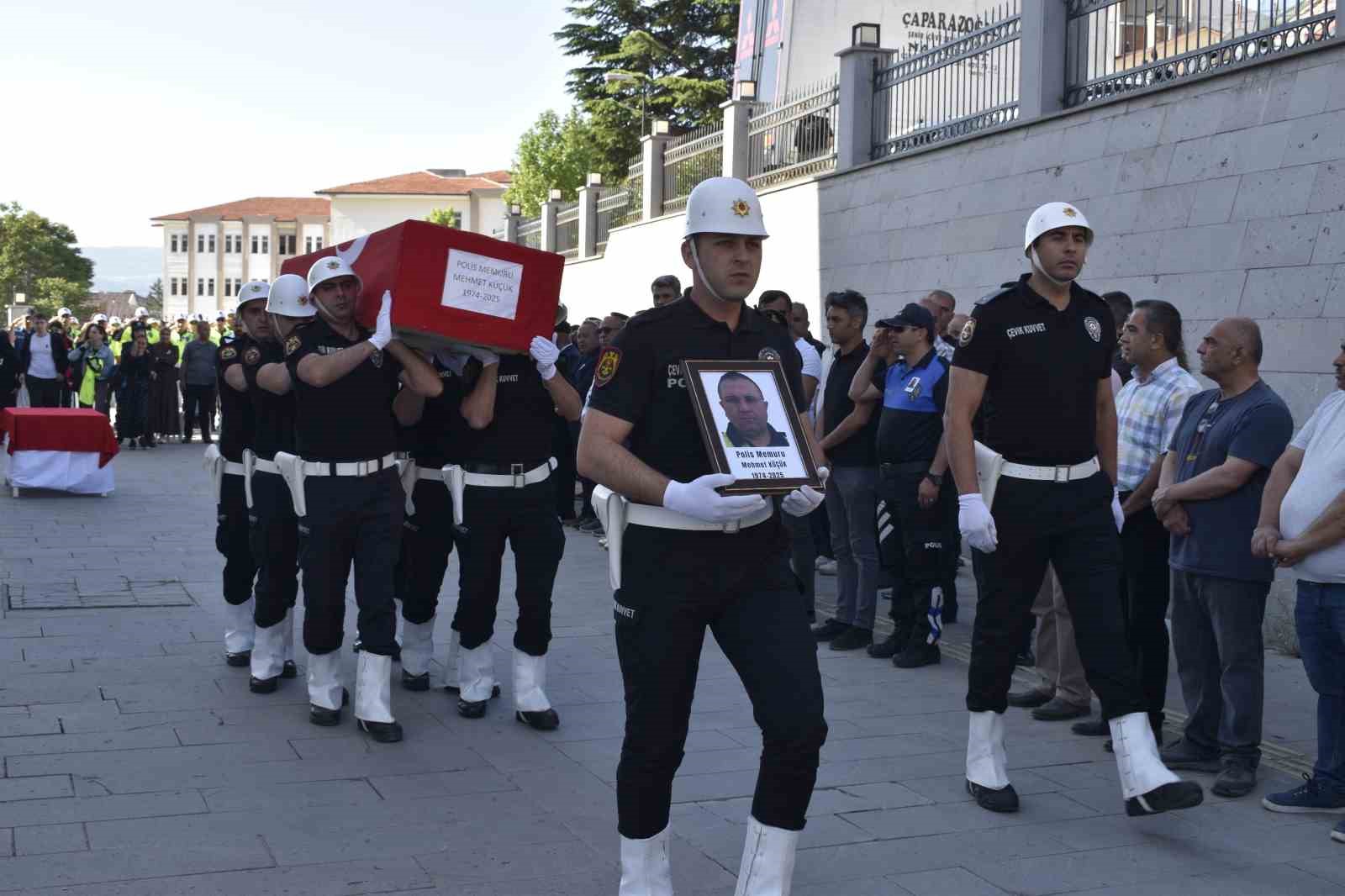 hayatini kaybeden polis memuru torenle memleketine yolcu edildi uDAMz9lG