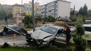iki otomobilin carpistigi kazada 3 kisi yaralandi yYK7MEeU