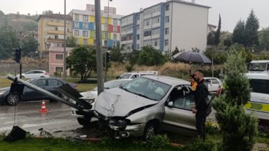 iki otomobilin carpistigi kazada 3 kisi yaralandi yYK7MEeU