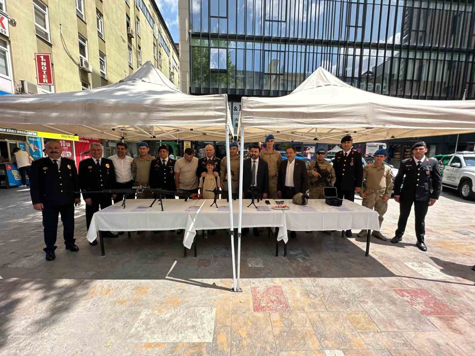 il jandarma komutanligindan caddede tanitim standi h75dEUAL