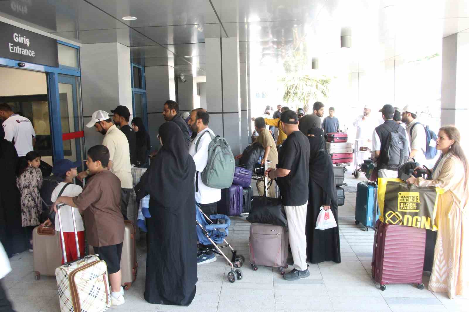 irandan tahliye edilen ummanli kafile ucakla trabzondan ulkelerine donuyor 2561TYwN