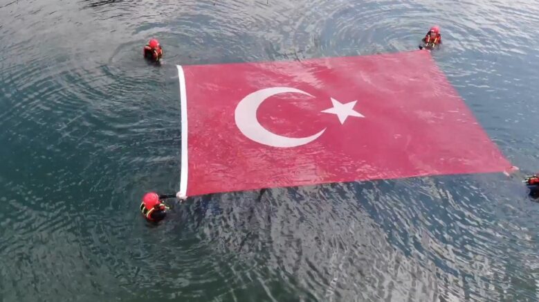 jandarma 186 yilini boyle kutladi golun icinde turk bayragi actilar YmWSkJQi