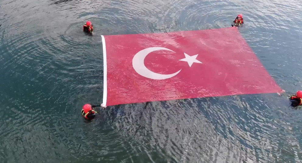 jandarma 186 yilini boyle kutladi golun icinde turk bayragi actilar YmWSkJQi