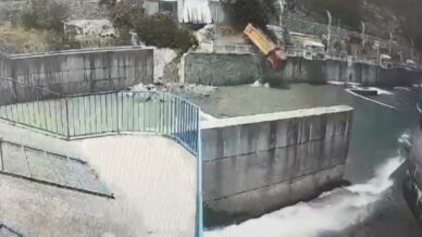 kamyon dereye uctu kaza ani kamerada GxtnTu1v