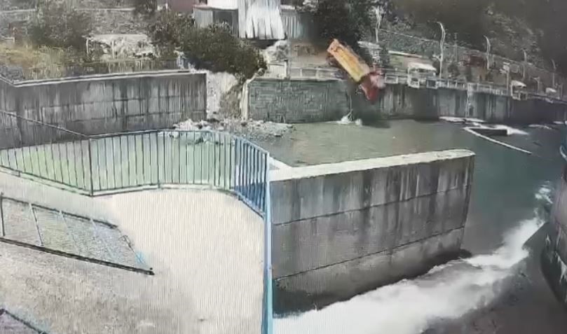 kamyon dereye uctu kaza ani kamerada