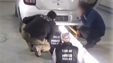 kamyonun icerisindeki otomobile gizlediler narkotik kopeginden kacamadilar Hqyje3Jv