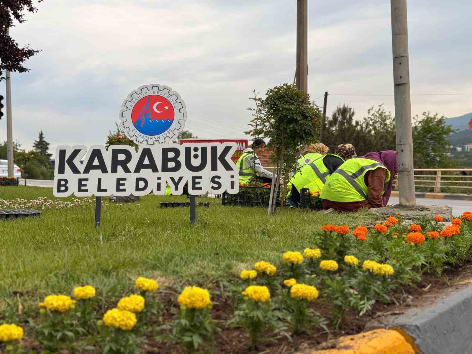 karabuk belediyesi kenti ciceklerle renklendiriyor Z1lGvyGL
