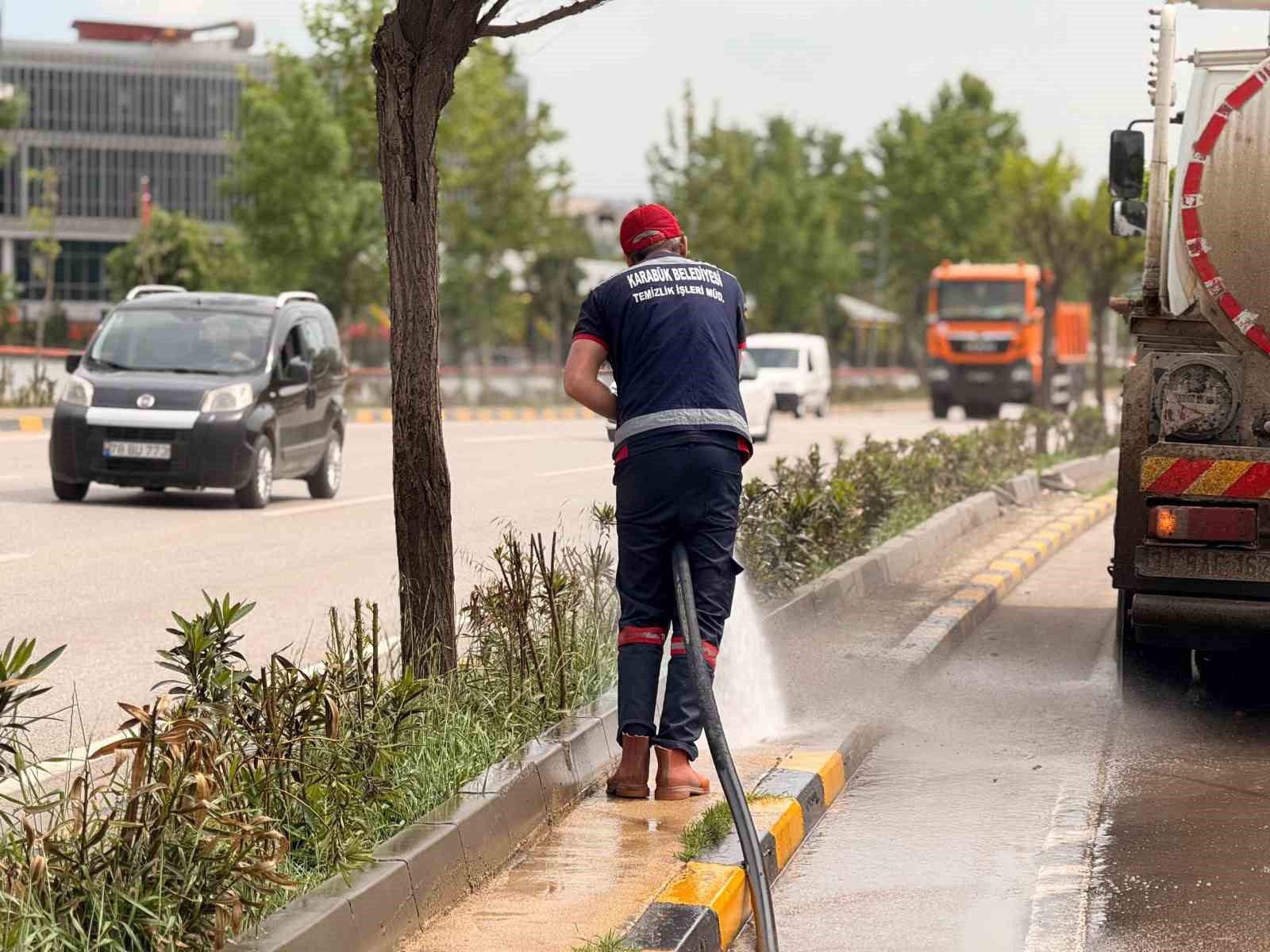 karabuk belediyesi sehir genelinde temizligi kesintisiz surduruyor bvIRRDwm