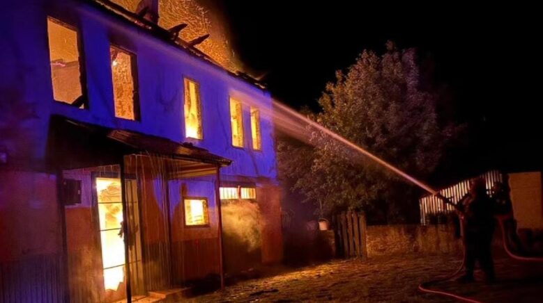 karabukte 2 katli ev alevlere teslim oldu cO86HgCA