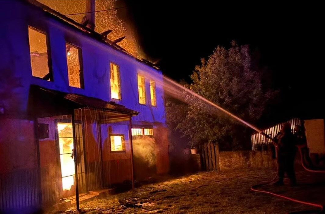 karabukte 2 katli ev alevlere teslim oldu cO86HgCA
