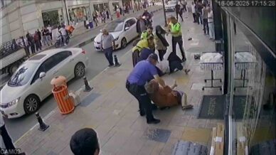 karabukte kadinlarin sac saca kavgasini polis bile guclukle ayirdi D1CnTx7S