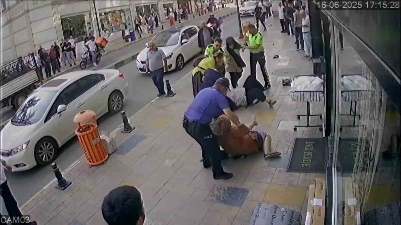 karabukte kadinlarin sac saca kavgasini polis bile guclukle ayirdi