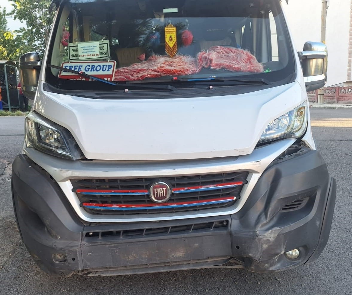 karabukte okul servisi ile otomobil carpisti 3 yarali