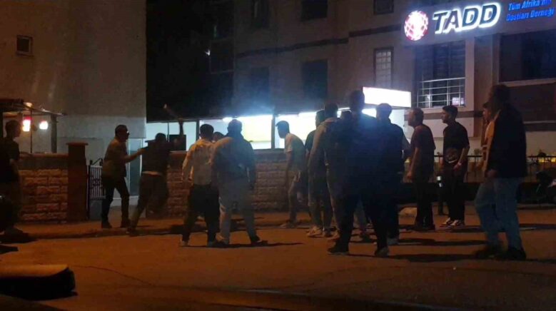 karabukte omuz atma kavgasinda istaka tekme ve yumruklar havada ucustu j8HFazGn