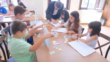 karne alan ogrenciler kum boyama etkinligi ile stres atti WEwNYJfY