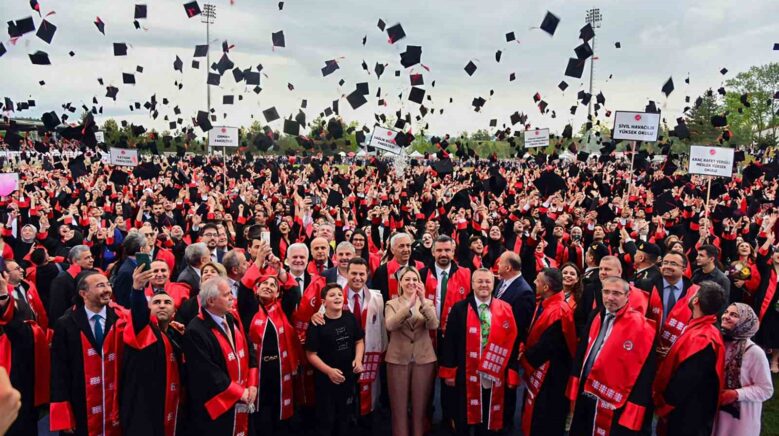 kastamonu universitesinde 4 bini askin ogrencinin mezuniyet coskusu Fctu1Fk2