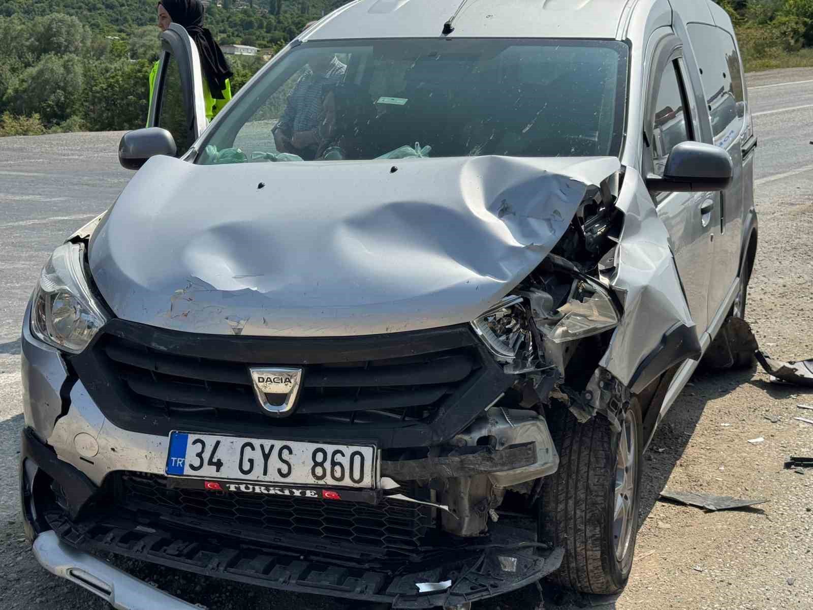 kastamonuda iki hafif ticari arac carpisti 1 yarali D49g9HWK