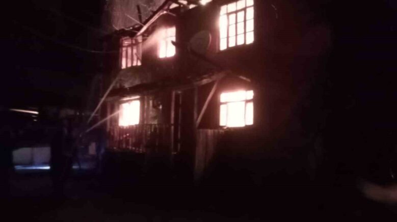 kastamonuda iki katli ahsap ev cikan yanginda kule dondu cQvKasWF