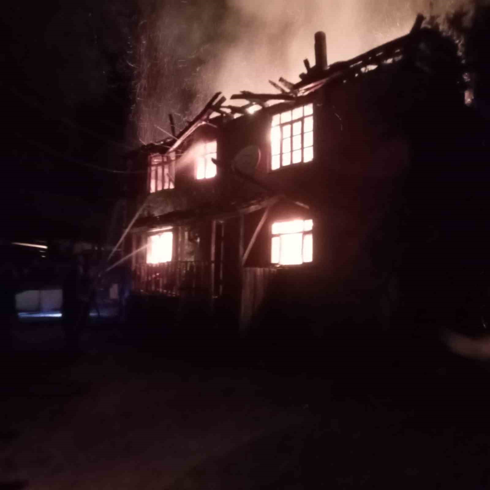 kastamonuda iki katli ahsap ev cikan yanginda kule dondu cQvKasWF