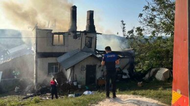 kastamonuda iki katli ahsap evde yangin PvOn7EMc