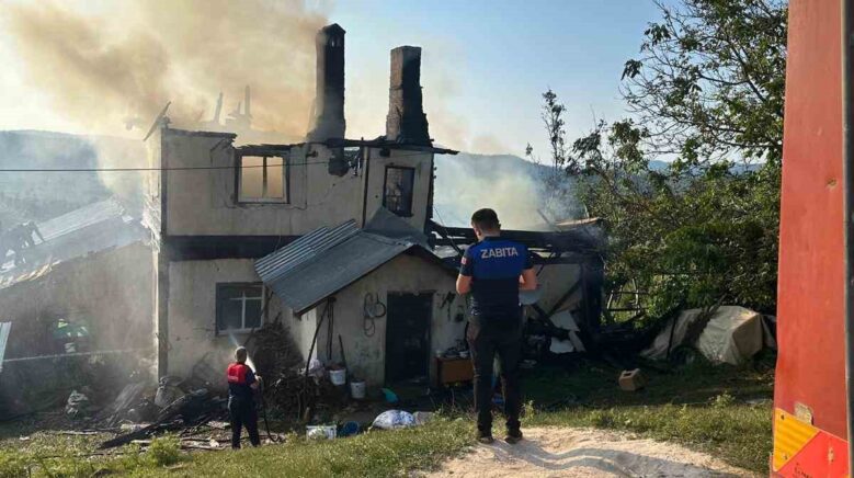 kastamonuda iki katli ahsap evde yangin PvOn7EMc